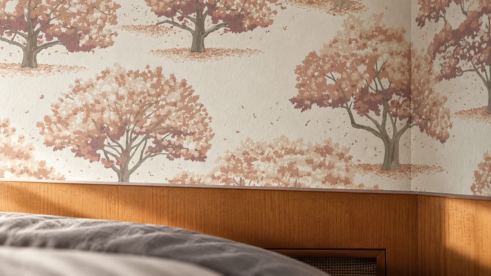 Baum-Mustertapete um eine Raumecke geführt, Schlafzimmer in Zürich
